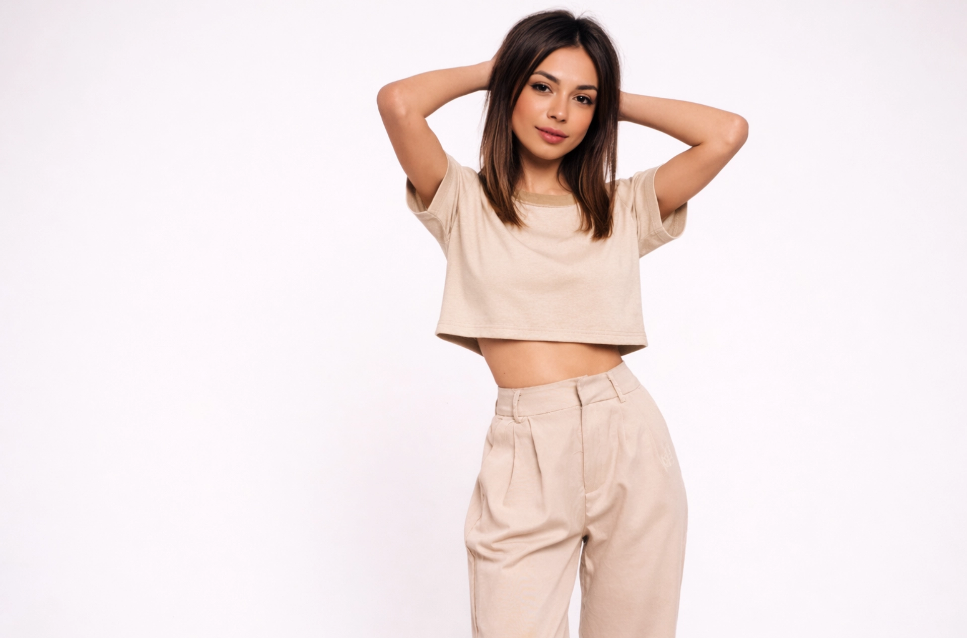 Mujer usando crop tops semi oversize beige de algodón peruano 250g en Colombia